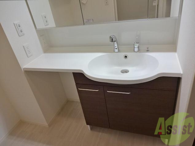 洗面設備　ワイドな洗面台で使いやすいですね。