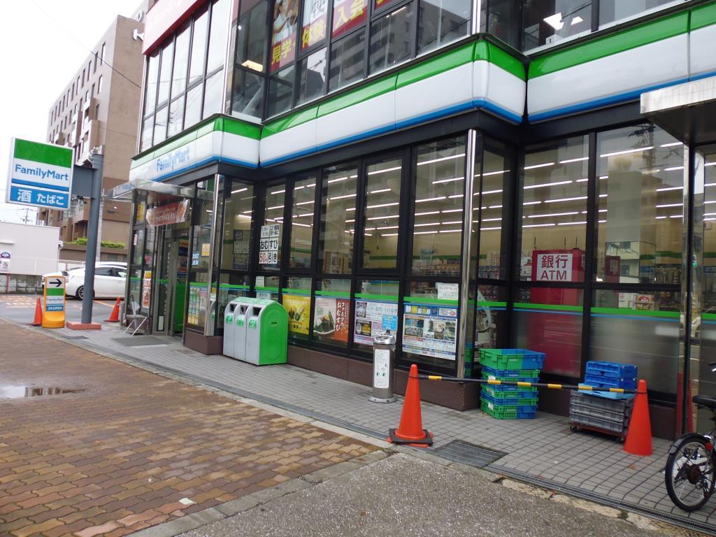 コンビニ　ファミリーマート新深江駅前店（コンビニ）まで262m