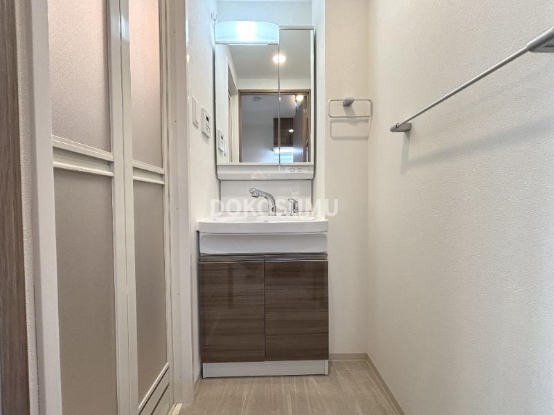 洗面設備　忙しい朝もスムーズに。使いやすさを追求した清潔な洗面空間。