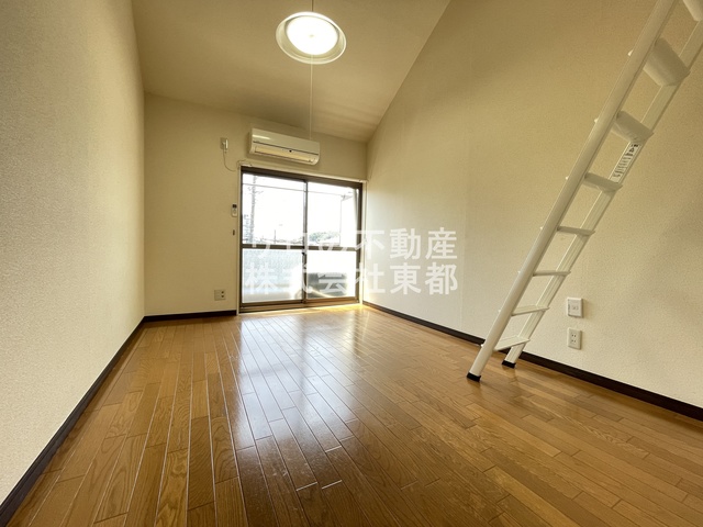 居室・リビング　南西向きで日当たり良好なお部屋！暖かな日差しが入ります♪