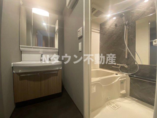 洗面設備　朝の支度にも助かる、独立の洗髪洗面化粧台