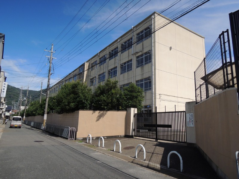 中学校　勧修中学校（中学校）まで548m