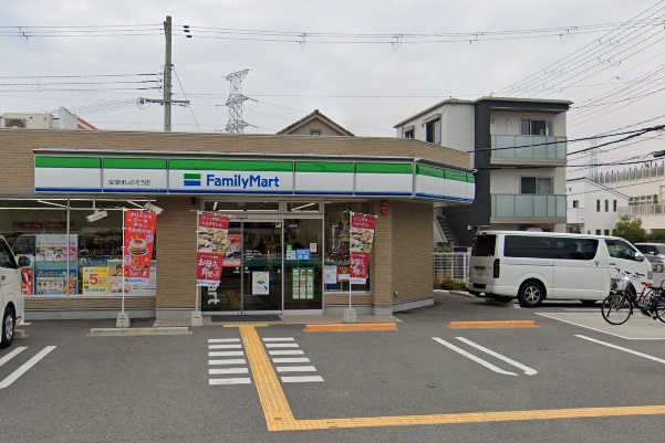 コンビニ　ファミリーマート 宝塚ほしのそう店（コンビニ）まで626m