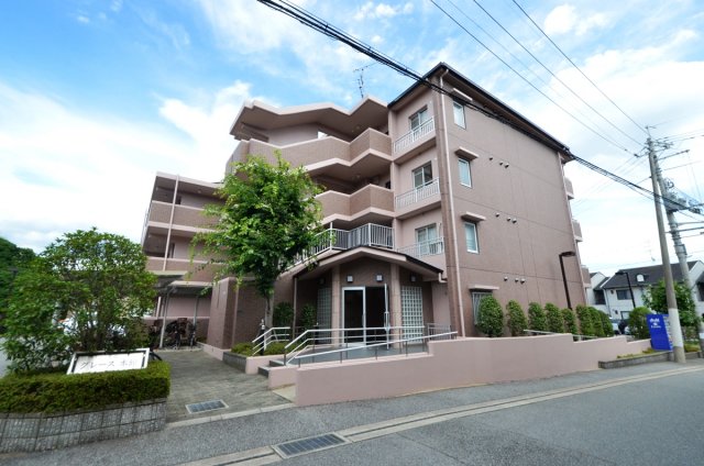 建物外観　敷地内に駐車場あります♪