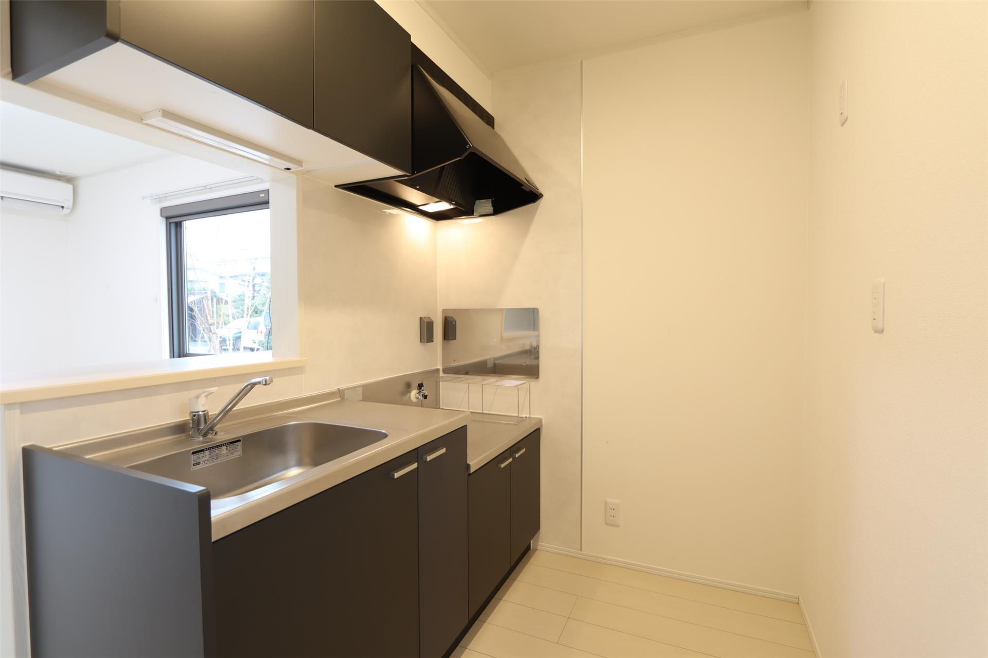 キッチン　写真は反転タイプ（側面窓は有りません）