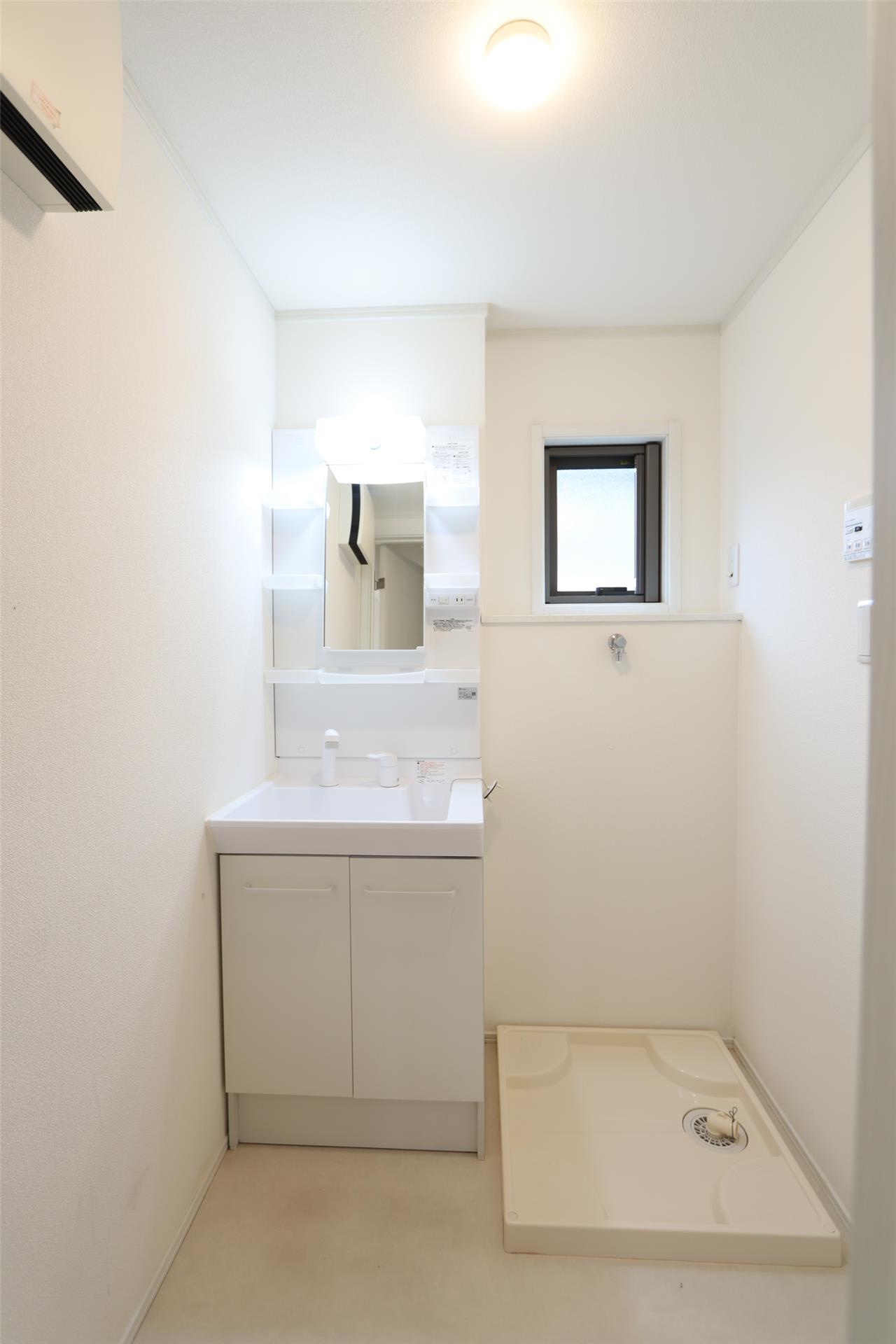 洗面設備　写真は反転タイプ