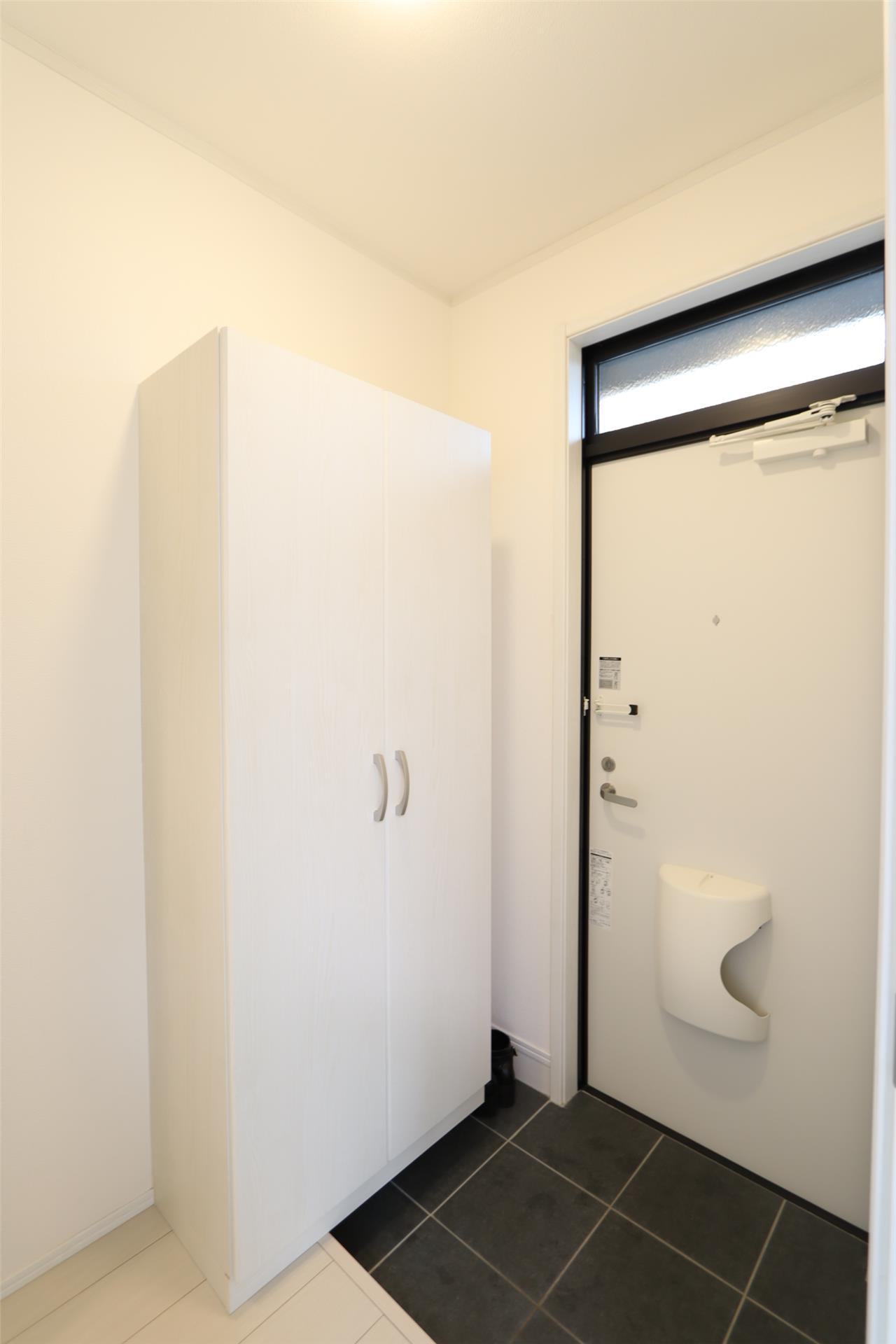 玄関　写真は反転タイプ