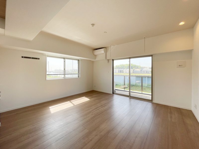 居室・リビング　東南2面の窓に20帖の広さのLDK