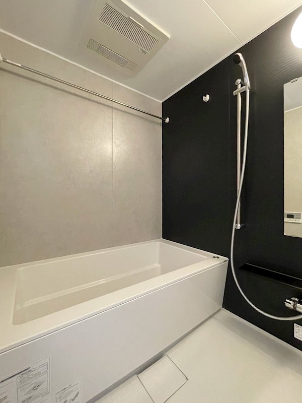 バス・シャワールーム　浴室乾燥機・マイクロバブルジェットが備わる浴槽があります