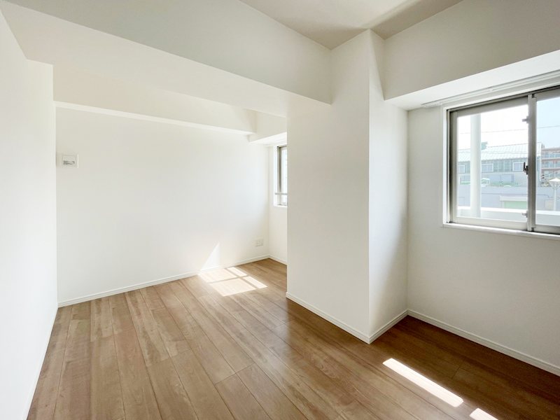 その他部屋・スペース　東向きの6.8帖洋室には2つの窓が施されています