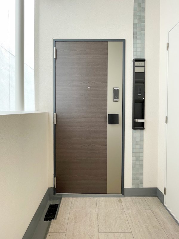 玄関　戸別扉には非接触式スマートカードロックが備わります。