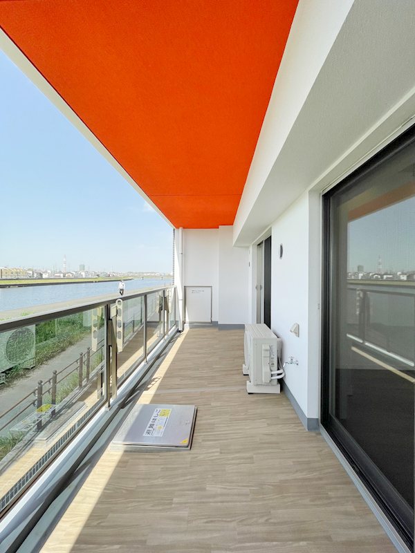 バルコニー　鶴見川を眼下に遮る建物がない眺望です