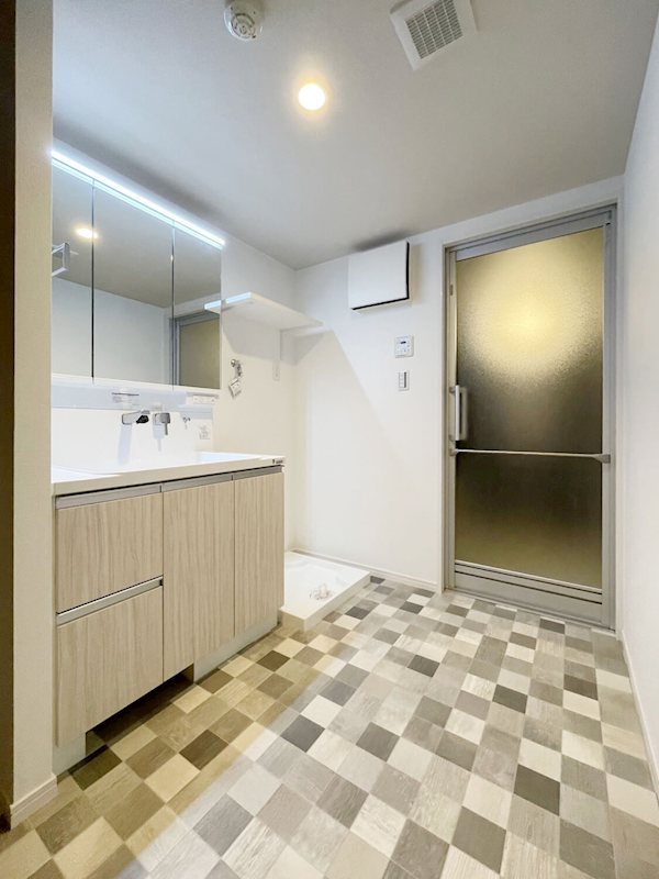 洗面設備　三面鏡付き洗面化粧台