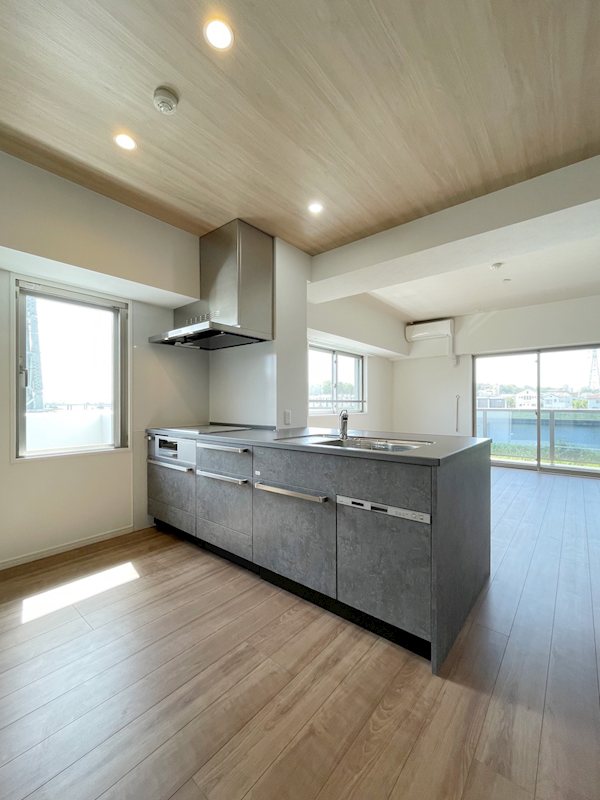 キッチン　LDK越しに鶴見川が望めるキッチン