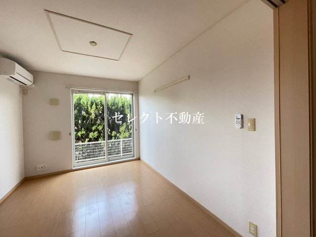 居室・リビング　明るい色調の室内です