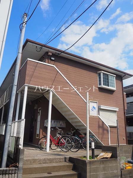 建物外観　こげ茶色のシックな外観です。