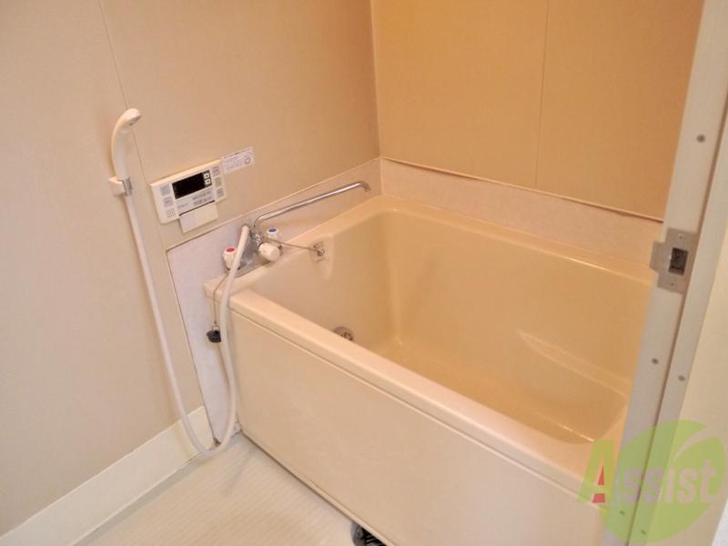 バス・シャワールーム　お風呂は大きめなので、家族と一緒の入浴も大丈夫ですよ。