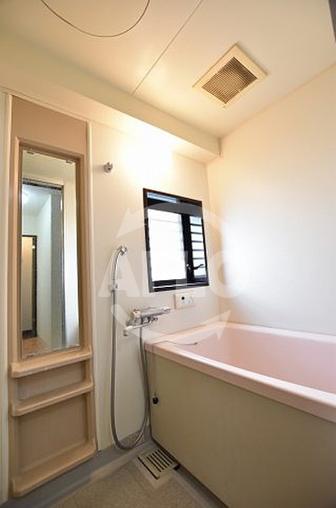 バス・シャワールーム　フジマンション　小窓付きバスルーム