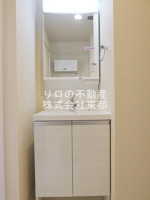 洗面設備　朝の忙しい時間帯にとても便利！収納豊富な独立洗面台設置済