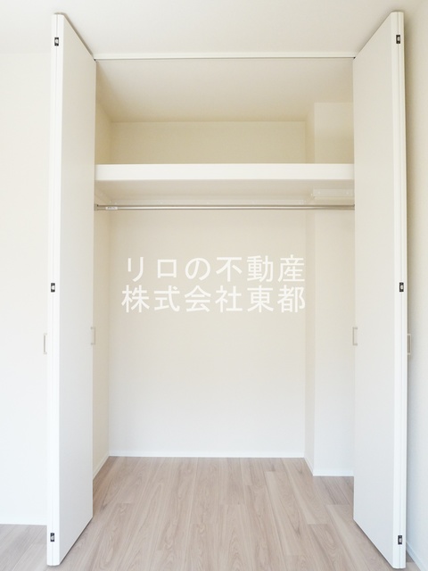 収納　間口・奥行もあるパイプハンガー付収納です♪