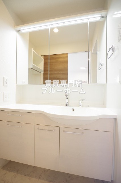 洗面設備　三面鏡洗面化粧台！