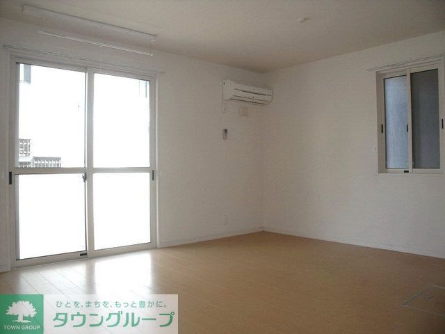 居室・リビング　明るい２面採光の角部屋です