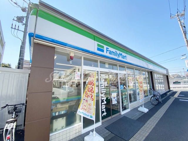 コンビニ　ファミリーマート 六会日大駅前店（コンビニ）まで1392m