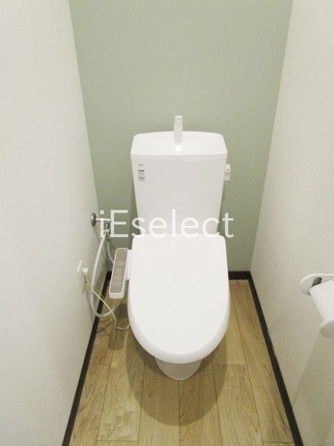 トイレ　あると便利な温水洗浄便座付きです♪