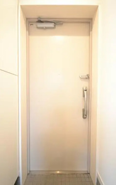 玄関　別部屋の写真を使用しております。
