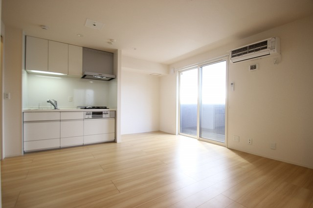 居室・リビング　同物件別室です