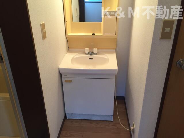 洗面設備　明るい洗面所です