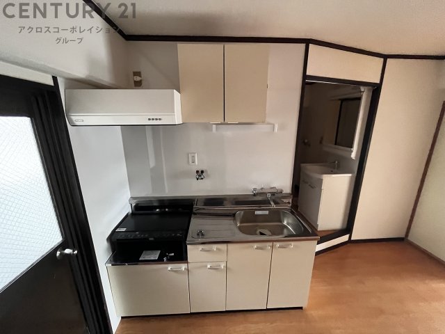 キッチン　窓付きのキッチンで換気がしやすくておすすめ！