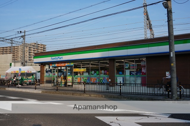 コンビニ　ファミリーマート（コンビニ）まで180m
