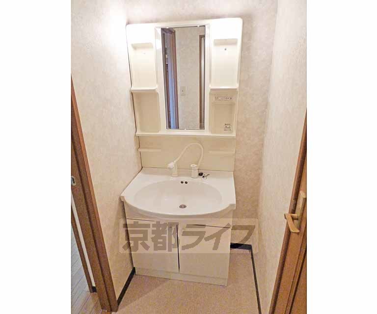 洗面設備　綺麗な洗面台です。