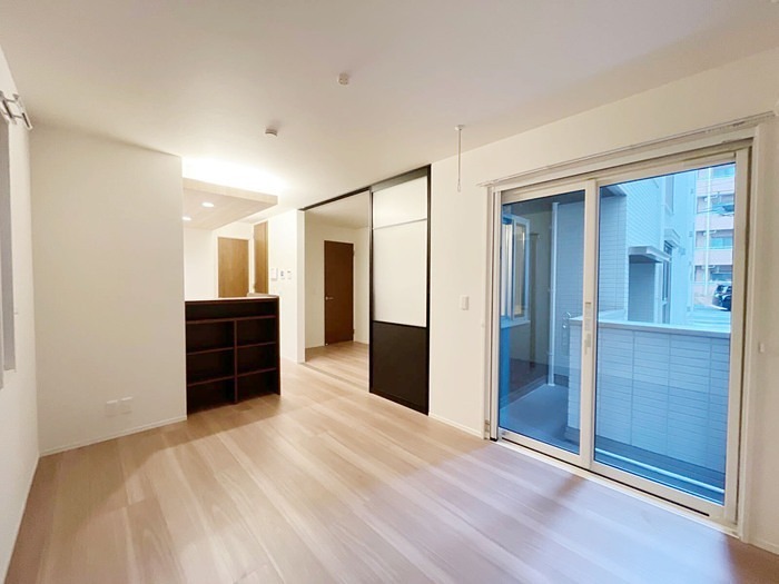 居室・リビング　リビングは10.99帖♪小物整理に便利な収納付きです♪