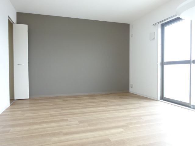 居室・リビング　リビングのアクセントクロスが魅力的