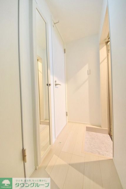 玄関　白を基調とした明るい玄関