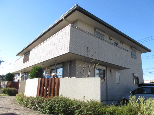 建物外観　街並みに優しく溶け込む低層2階建て