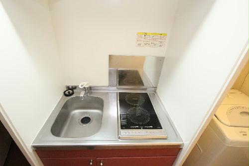 キッチン　コンロは電気コンロ（ラジエントヒーター）になります。