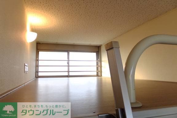 その他　ロフトには小窓もついてます