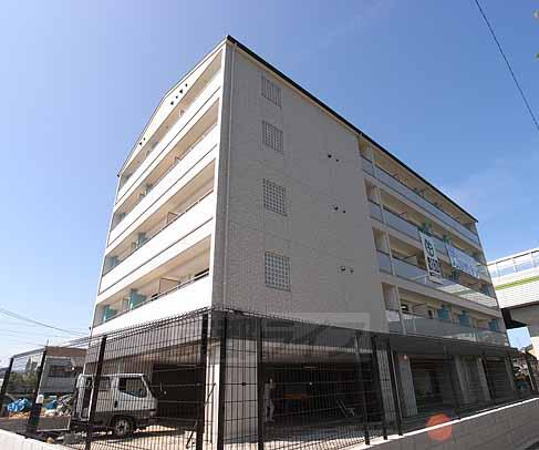 建物外観　白のすっきりしたマンションです。