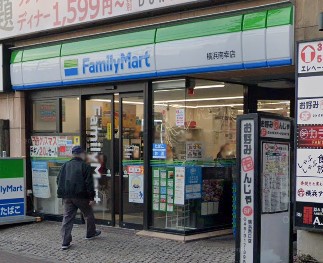 コンビニ　ファミリーマート（コンビニ）まで494m