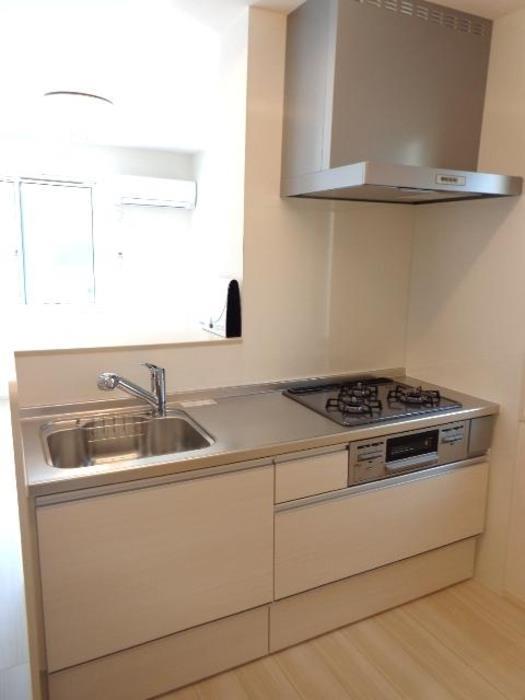 キッチン　3口ガスコンロ・グリル付きのシステムキッチン♪