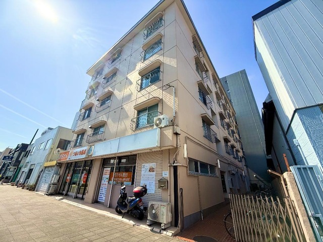 エントランス　重厚感のある建物デザイン♪