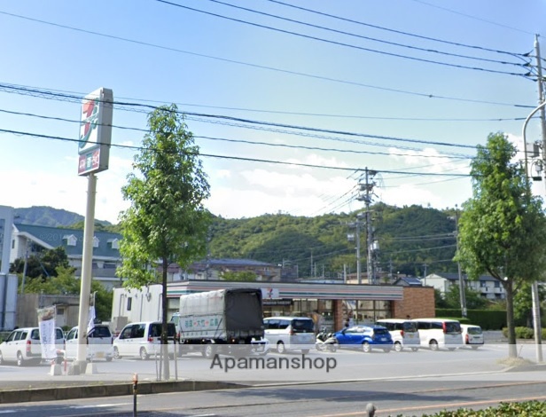 コンビニ　セブンイレブン（コンビニ）まで703m