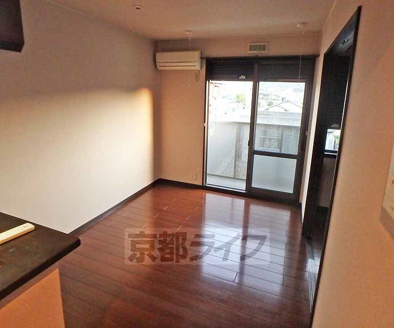 居室・リビング　落ち着いた色合いと雰囲気です