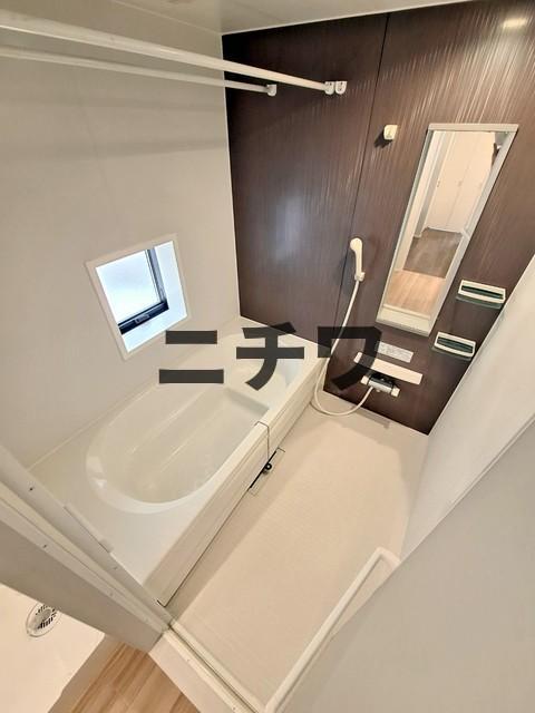 バス・シャワールーム　窓付きバスルーム（クリーバスルーム