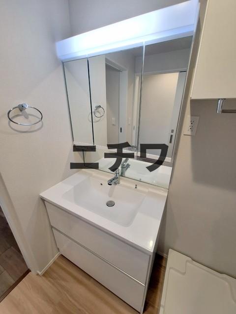 洗面設備　子供の背丈に合わせて低い位置にも鏡あり