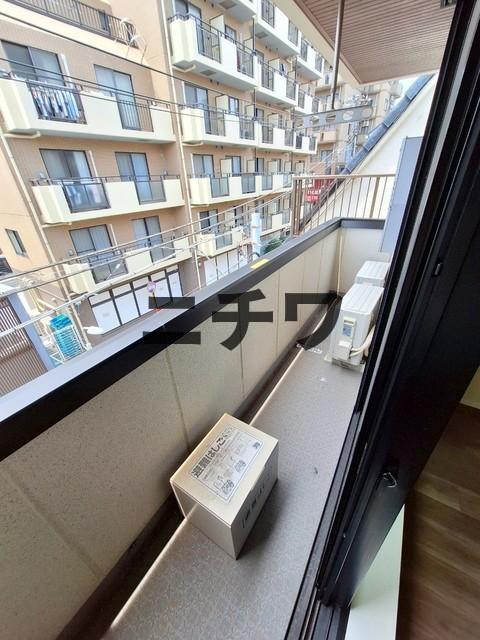 バルコニー　広々バルコニー（クリーニング前）