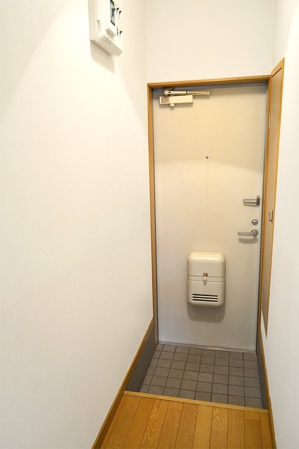 玄関　異なる場合は現況を優先します。